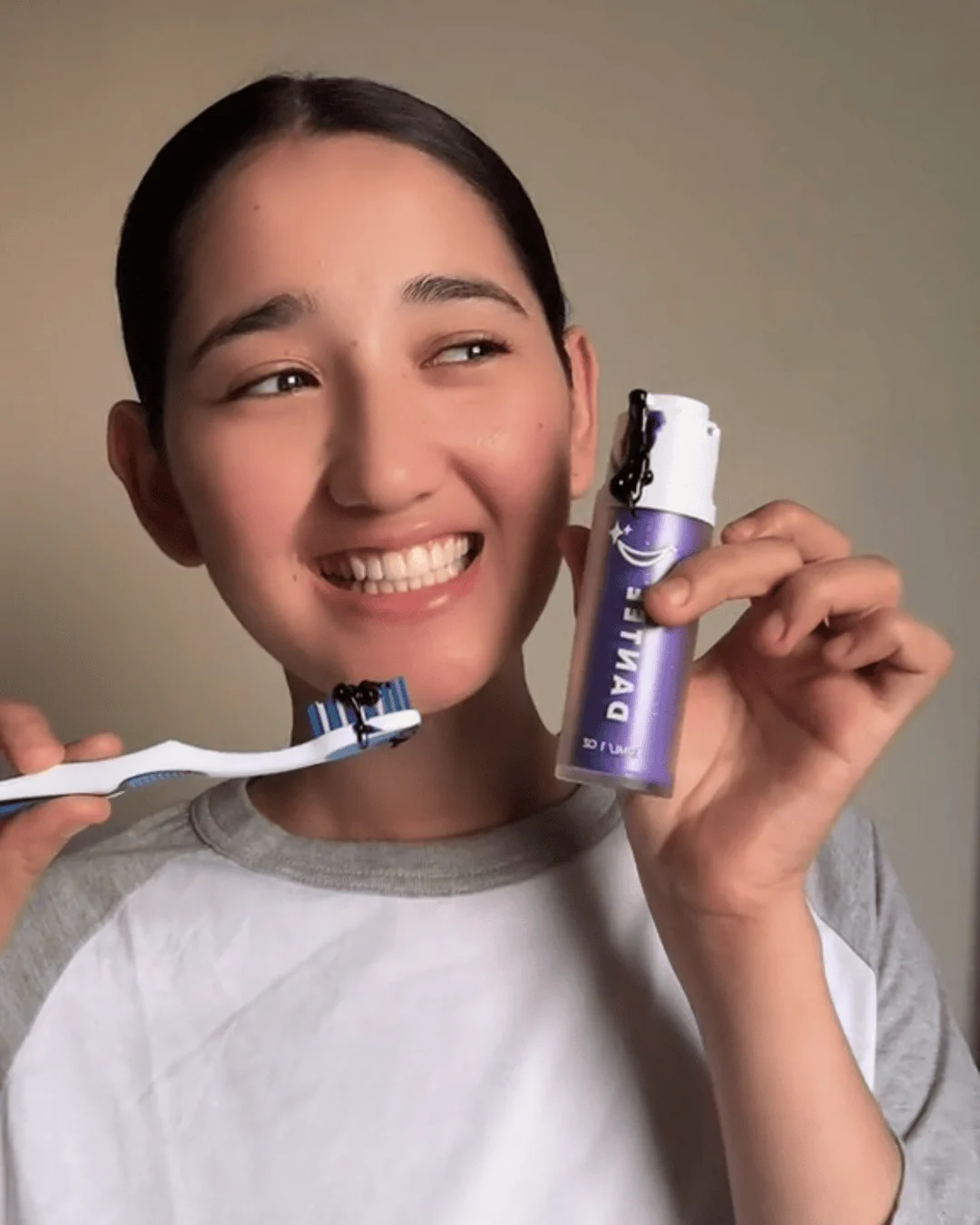 whitens-your-teeth-instantly-with-teeth-whitening-gel-dantee